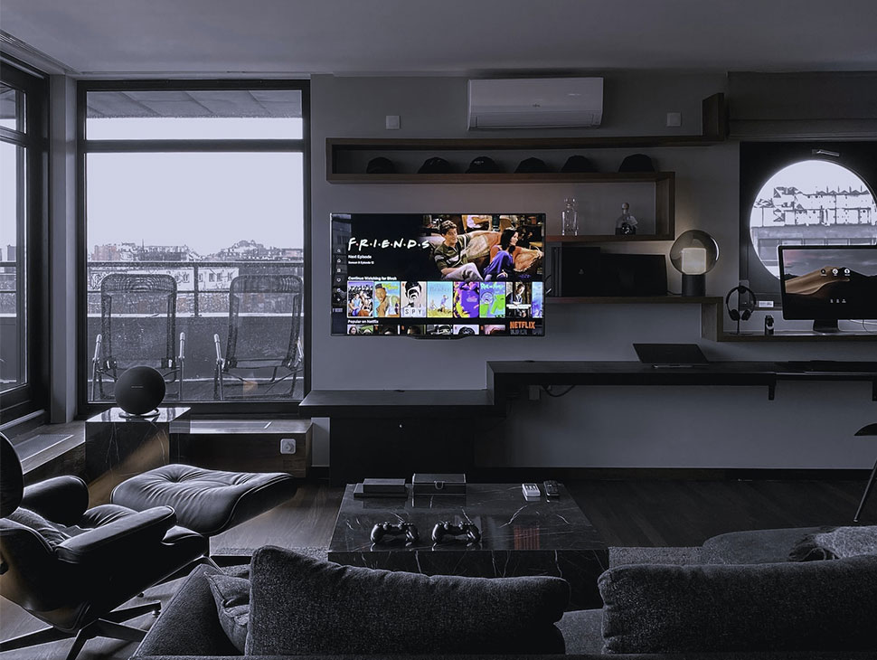 Ambiente residencial planejado com iluminação inteligente, sistema de segurança e mais