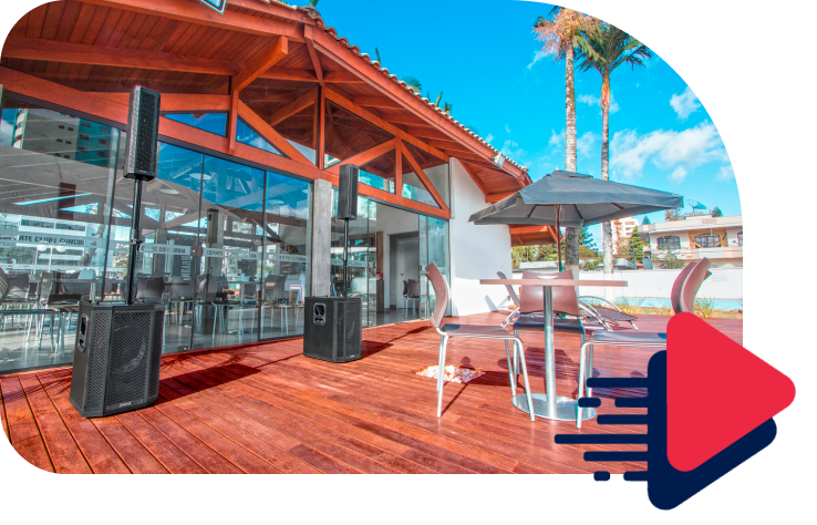 Área externa com sistema de som